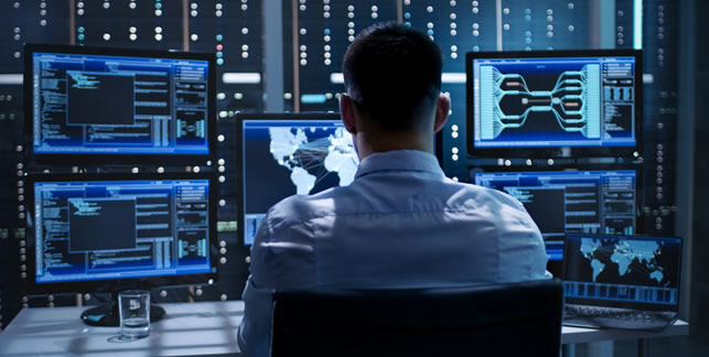 Equipe realizando o monitoramento de ativos de rede para garantir a segurança e o desempenho da infraestrutura de TI.