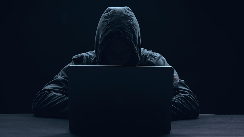 Ilustração representando o impacto das Ameaças Cibernéticas em 2024, com empresas e governos enfrentando ataques digitais e vulnerabilidades expostas.