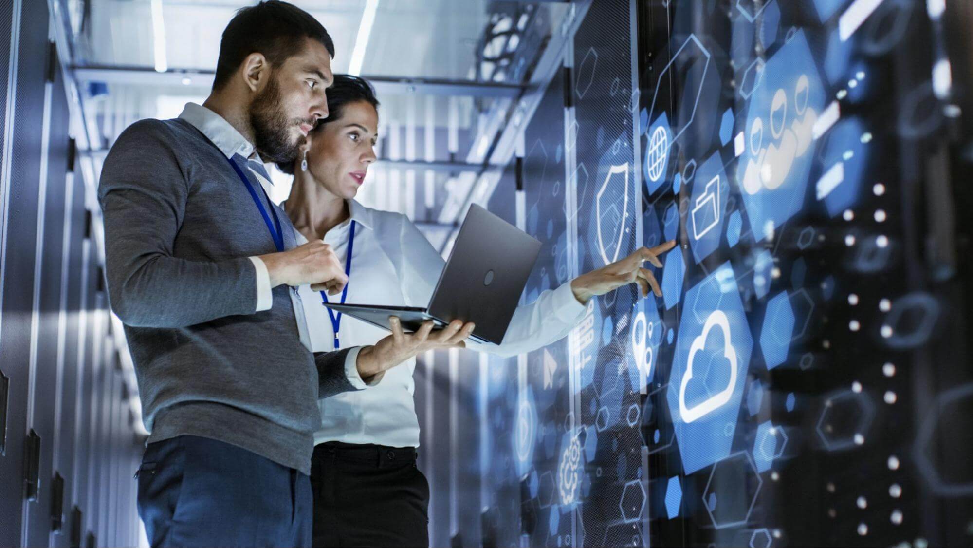 Imagem ilustrativa de profissionais trabalhando em uma empresa de TI, configurando servidores e prestando suporte técnico para otimizar a infraestrutura de uma empresa.
