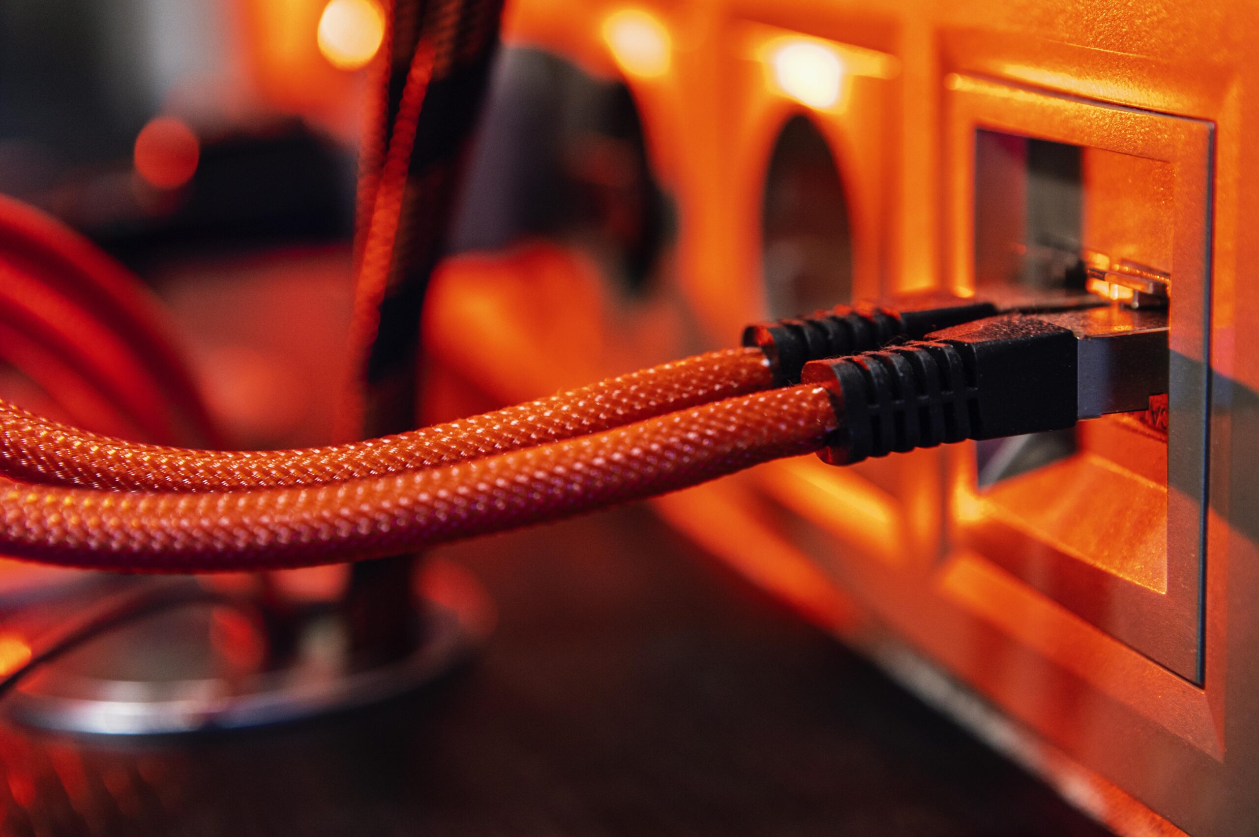 Profissional de TI configurando servidores em um data center moderno, representando a infraestrutura de TI da sua empresa com foco em eficiência, segurança e inovação tecnológica.