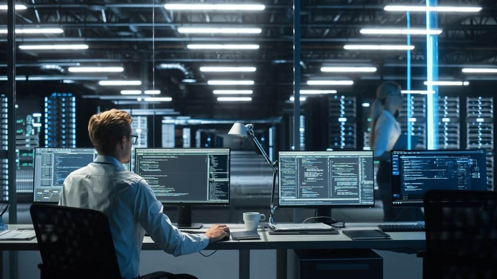 Técnico de informática trabalhando em ambiente corporativo, representando empresa de TI em Sorocaba especializada em suporte e soluções tecnológicas para negócios locais.