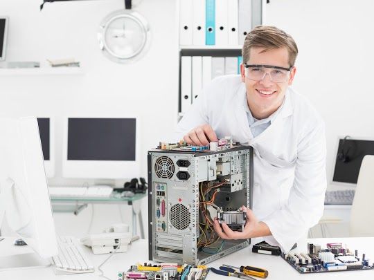 Técnico realizando manutenção de computadores em Sorocaba em ambiente corporativo.