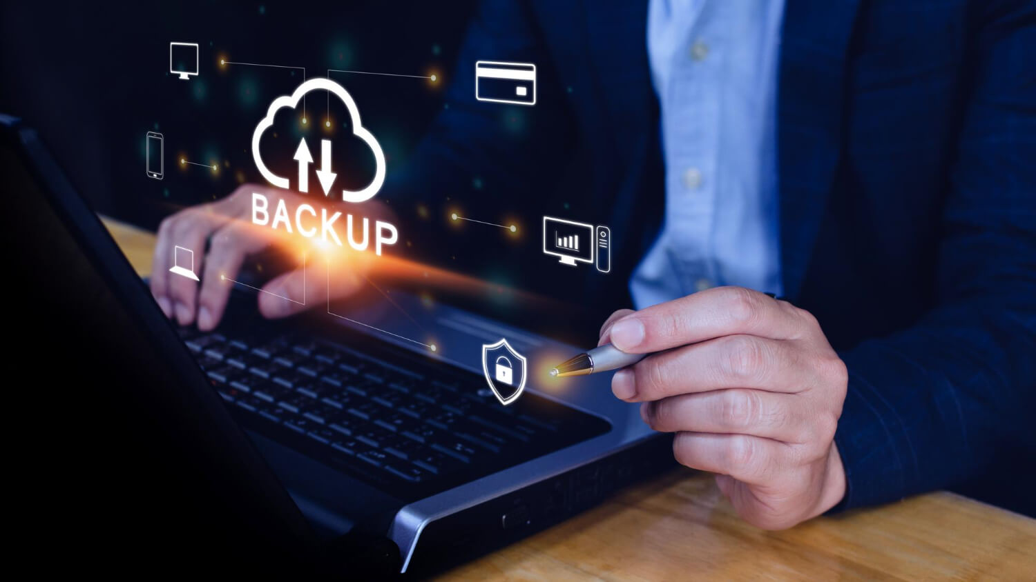 Profissional de TI analisando sistema de backup empresarial Sorocaba com ícones de nuvem e cadeado.Sorocaba com ícones de nuvem e cadeado.