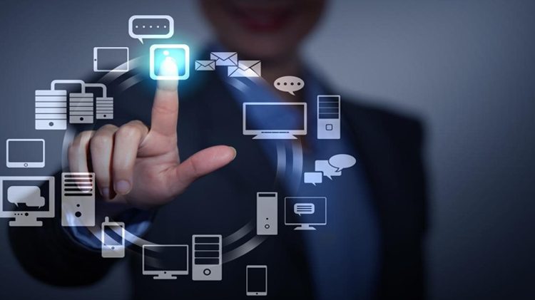 Profissionais da Ahow Solutions usando computadores para monitorar a infraestrutura de rede de uma empresa, representando os serviços de TI gerenciados.