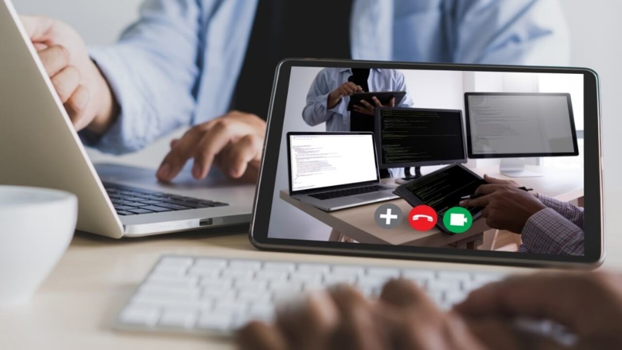 Profissional de suporte de TI personalizado ajudando empresa a resolver problemas de tecnologia