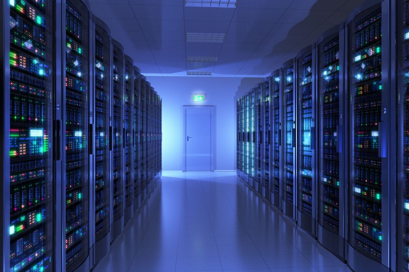 Servidores, computadores e cabos representando uma robusta Infraestrutura de TI essencial PMEs.