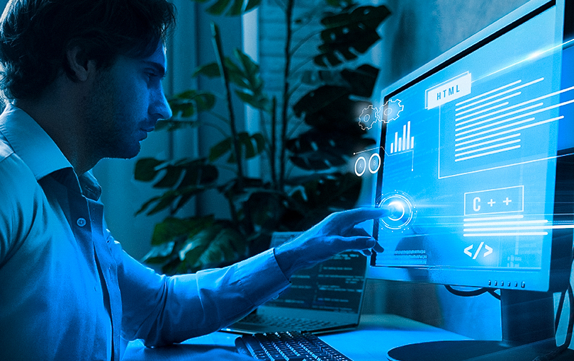 Profissional realizando suporte de TI para PMEs para solucionar problemas de rede e segurança em um escritório.