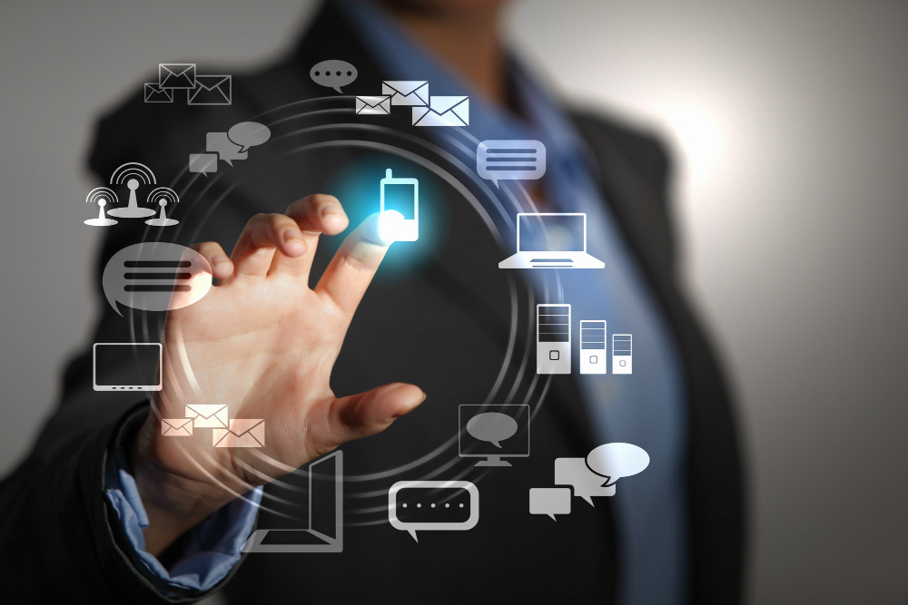 4 sinais para fechar um contrato de TI agora e evitar computadores lentos e rede caindo.