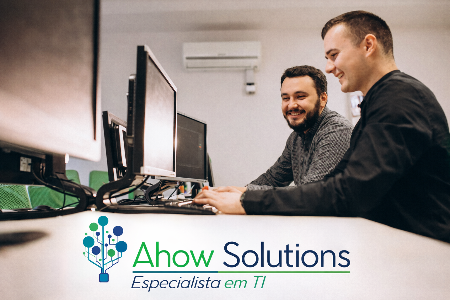 Equipe especializada prestando suporte de TI em Sorocaba para PMEs em um ambiente de escritório moderno.