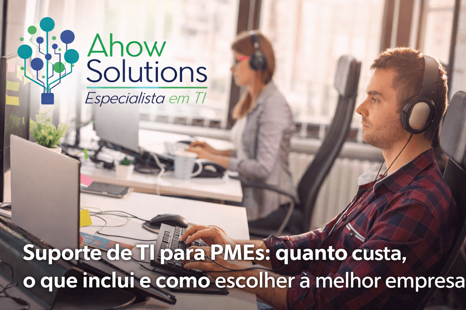 Especialista realizando suporte de TI para PMEs em escritório corporativo em Sorocaba.